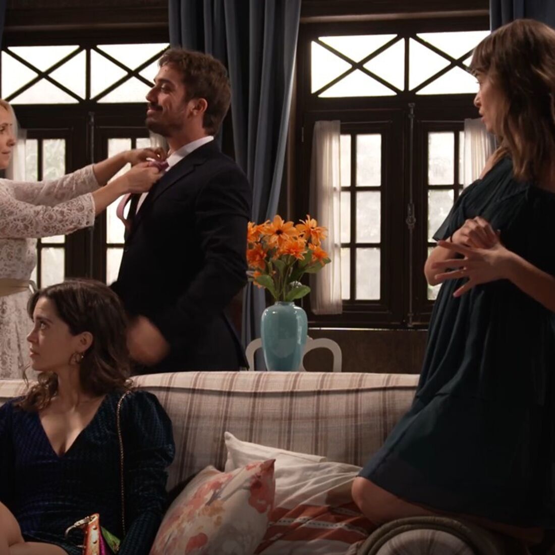 Maria celebra renovação de votos com Luís, desconhecendo a traição com Micá