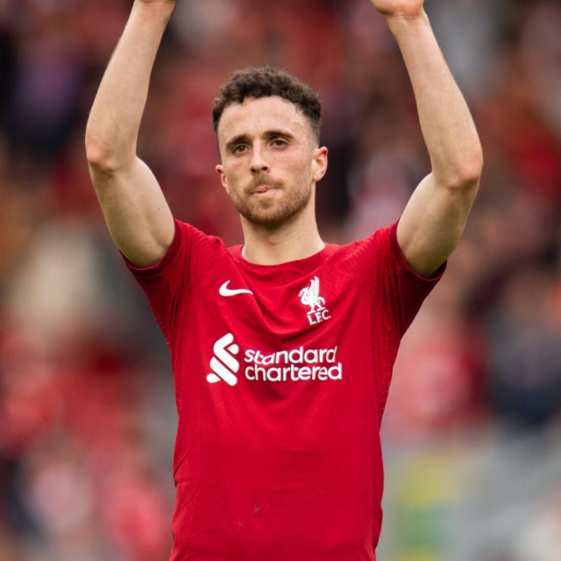 Diogo Jota acena para os adeptos