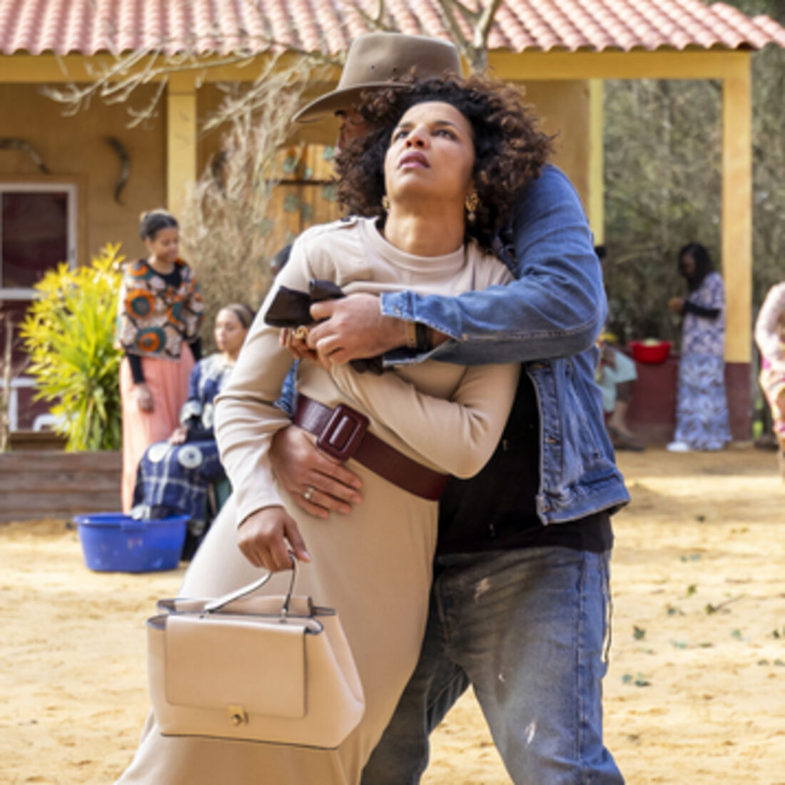 Lukenia sofre um AVC após discussão com Gaspar, e desmaia nos seus braços