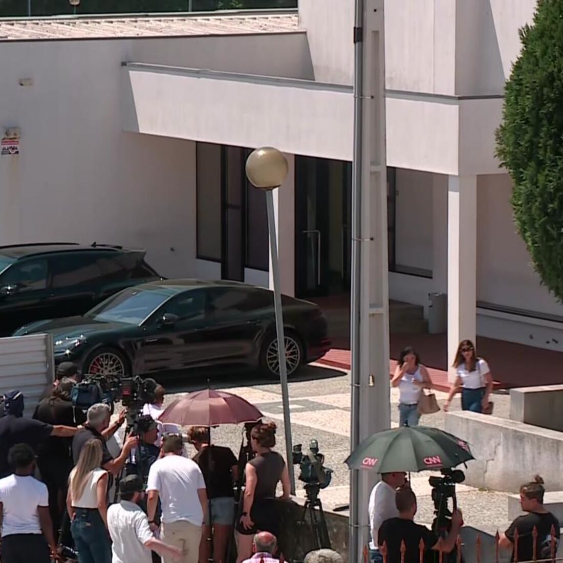 Velório de Diogo Jota e do irmão reúne populares em apoio à família.
