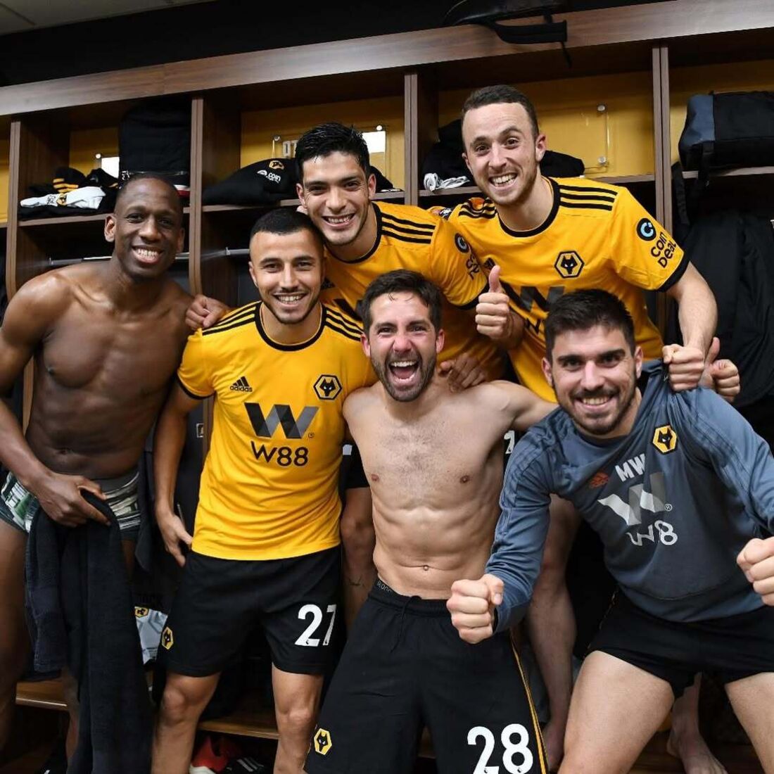 Jogadores do Wolverhampton celebram união após promessa de Ruben Neves a Diogo Jota