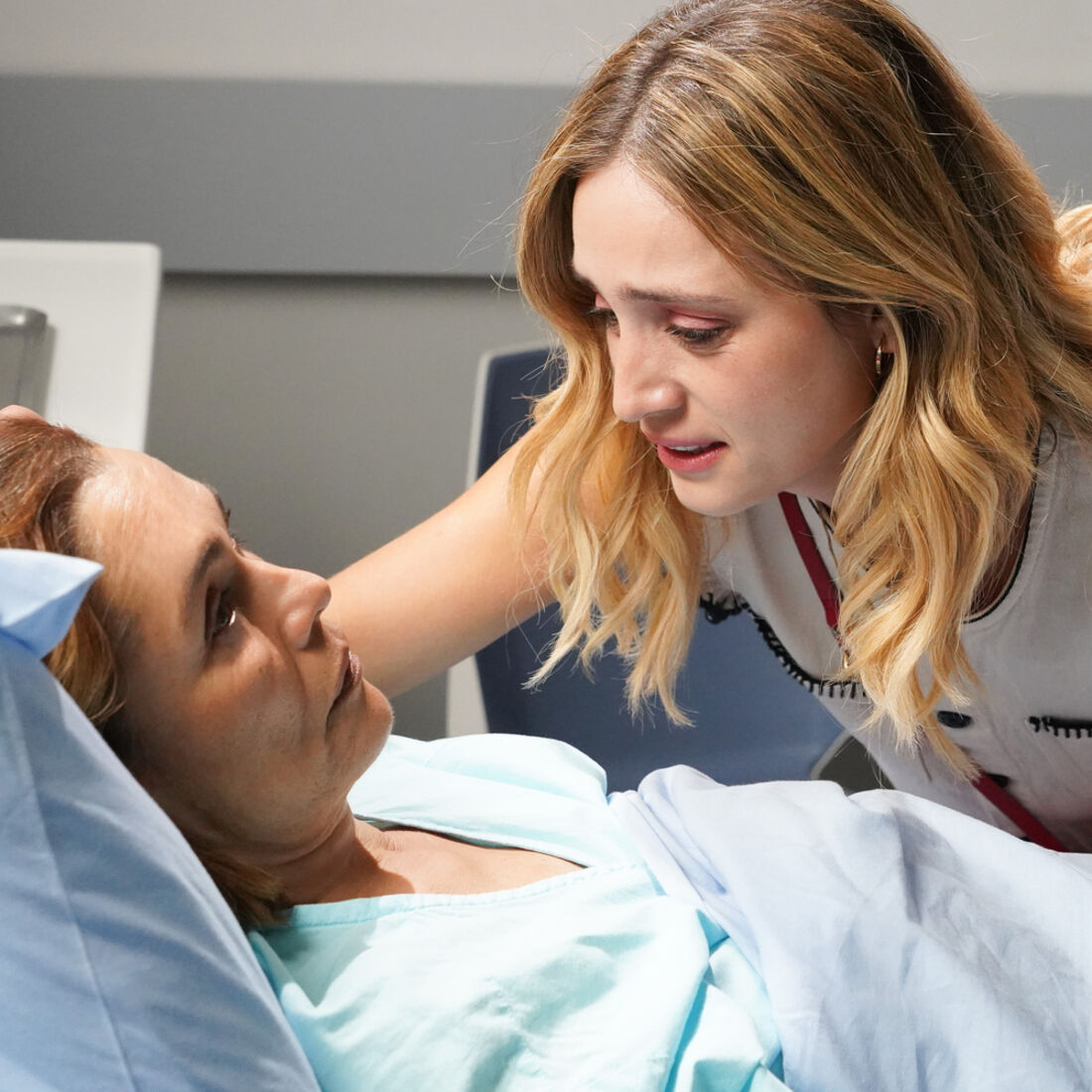 Camila consegue prisão domiciliária para Helena em 'A Promessa'