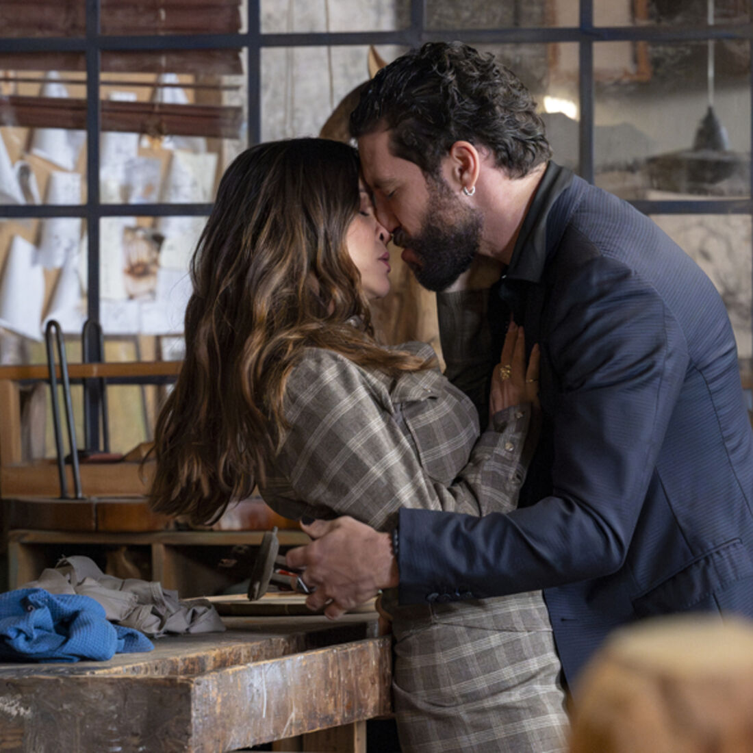 Pilar e Heitor envolvem-se na serração, sem saberem que são filmados por Otávio