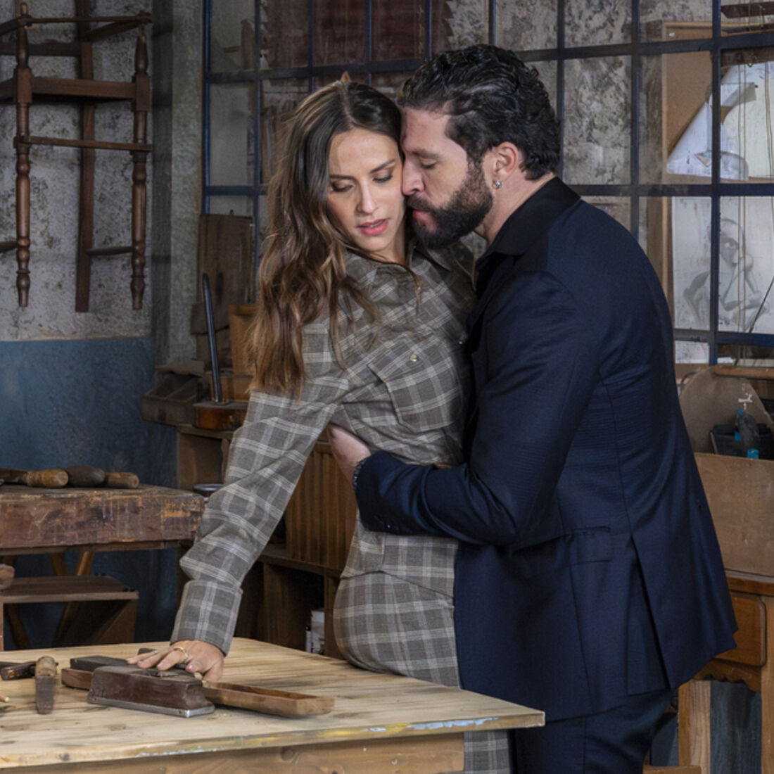 Pilar e Heitor são filmados a envolverem-se, expondo o romance em 'A Herança'