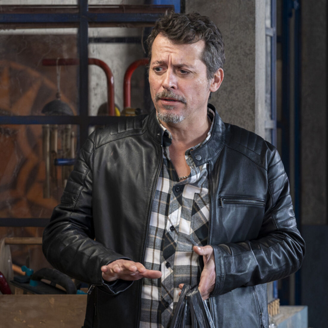 Otávio fica em choque ao ver tudo na novela 'A Herança'