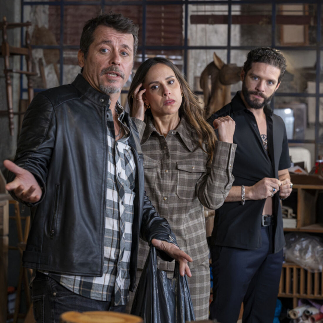 Em 'A Herança', Pilar e Heitor são filmados, romance é descoberto e amantes são apanhados