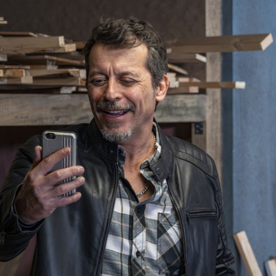 Otávio desliga o telemóvel em 'A Herança'