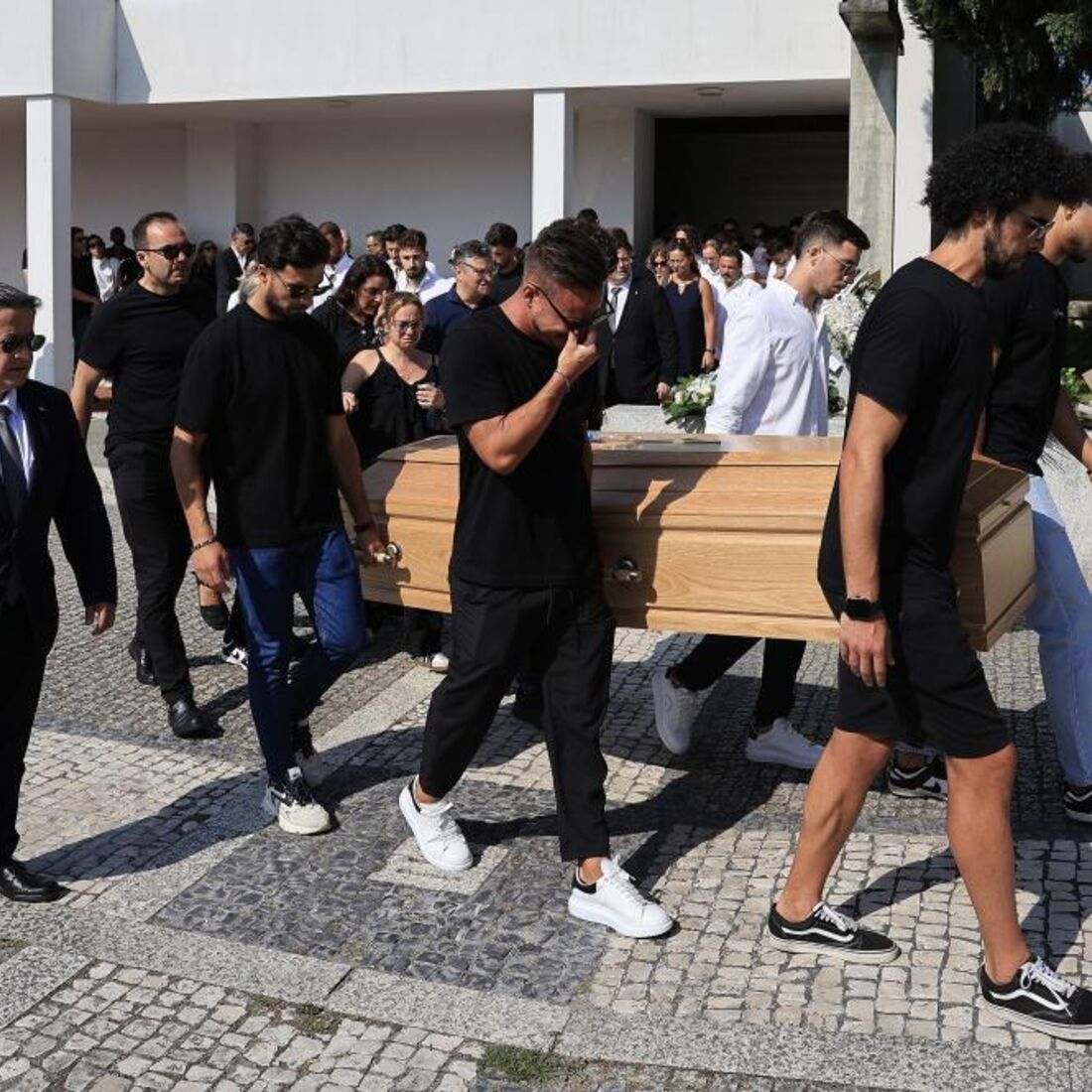 Funeral reúne pessoas enlutadas em cerimónia
