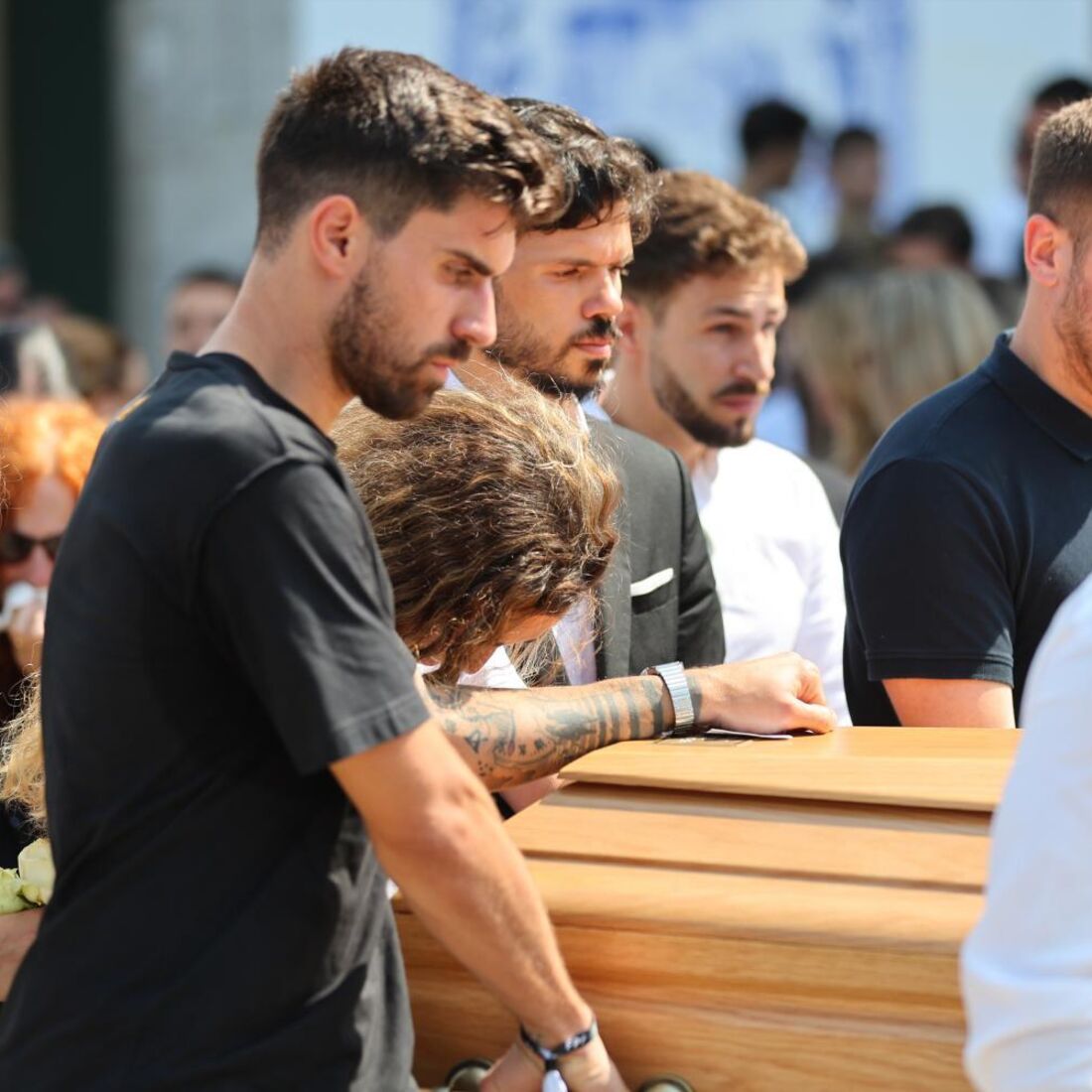 Rúben Neves apoia a viúva de Diogo Jota no funeral