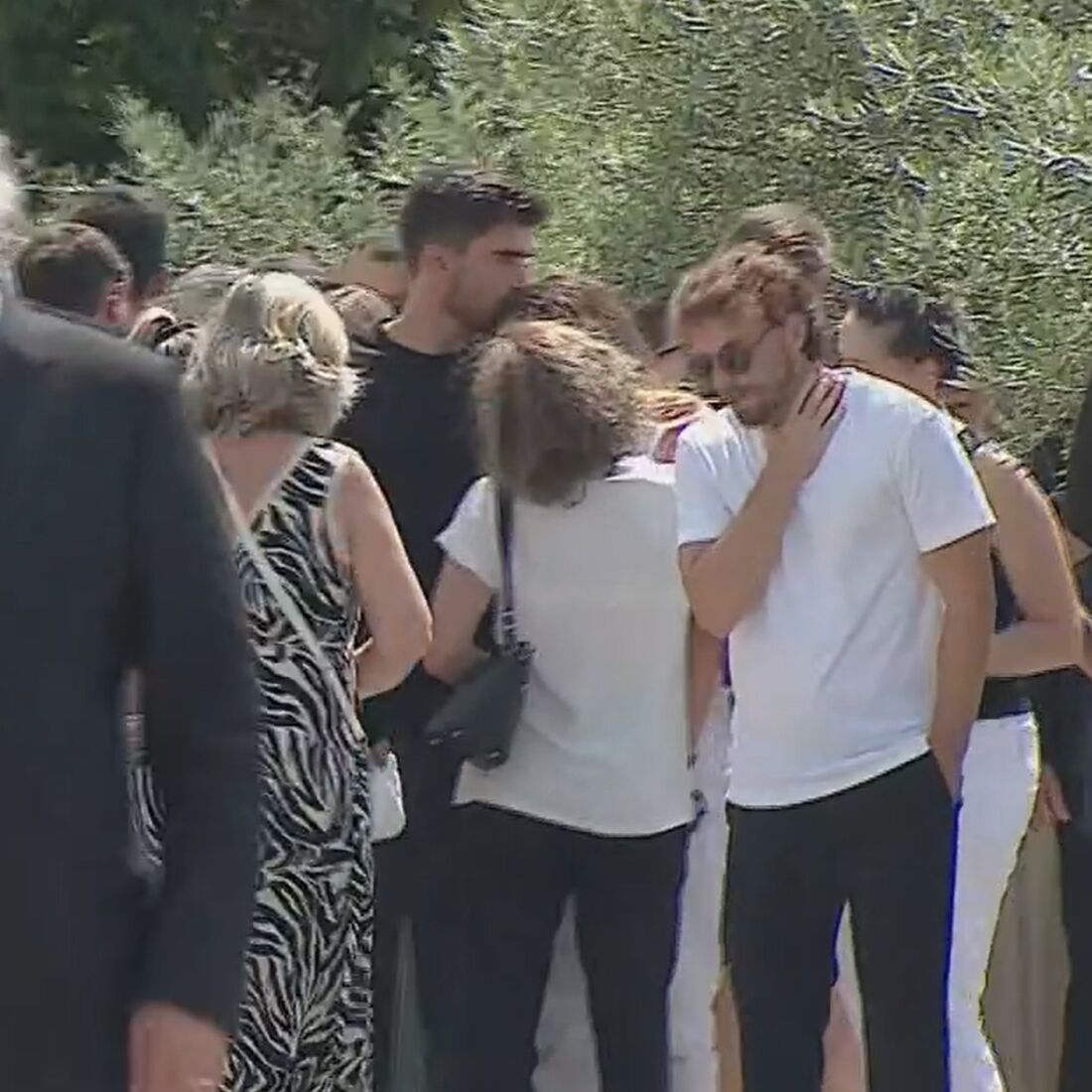 Rúben Neves apoia a viúva de Diogo Jota no funeral.
