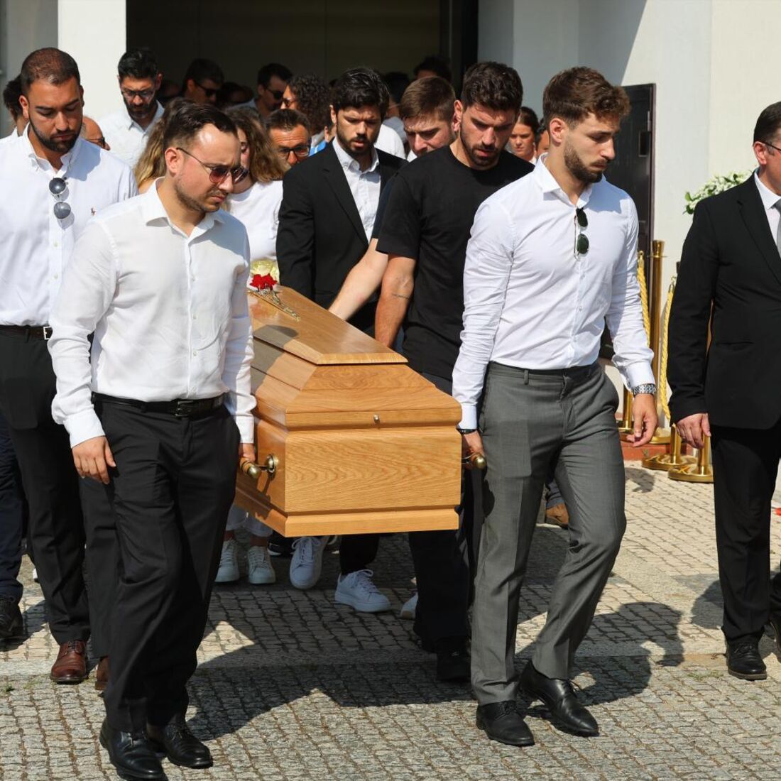 Rúben Neves ajuda a carregar o caixão no funeral do amigo Diogo Jota