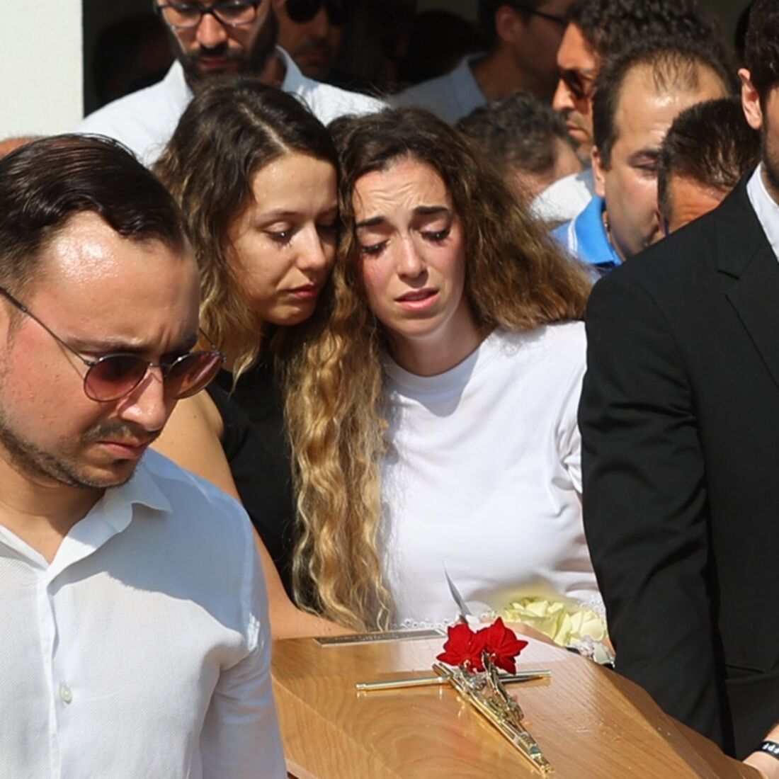 Cortejo fúnebre de Diogo Jota e André Silva em Gondomar, com a presença de Rúben Neves
