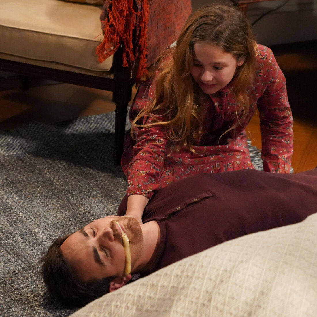 Rafael sofre overdose à frente da filha e fica em risco de vida