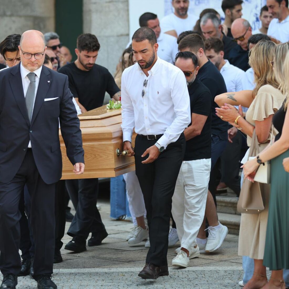 Funeral dos irmãos André Silva e Diogo Jota emociona familiares.
