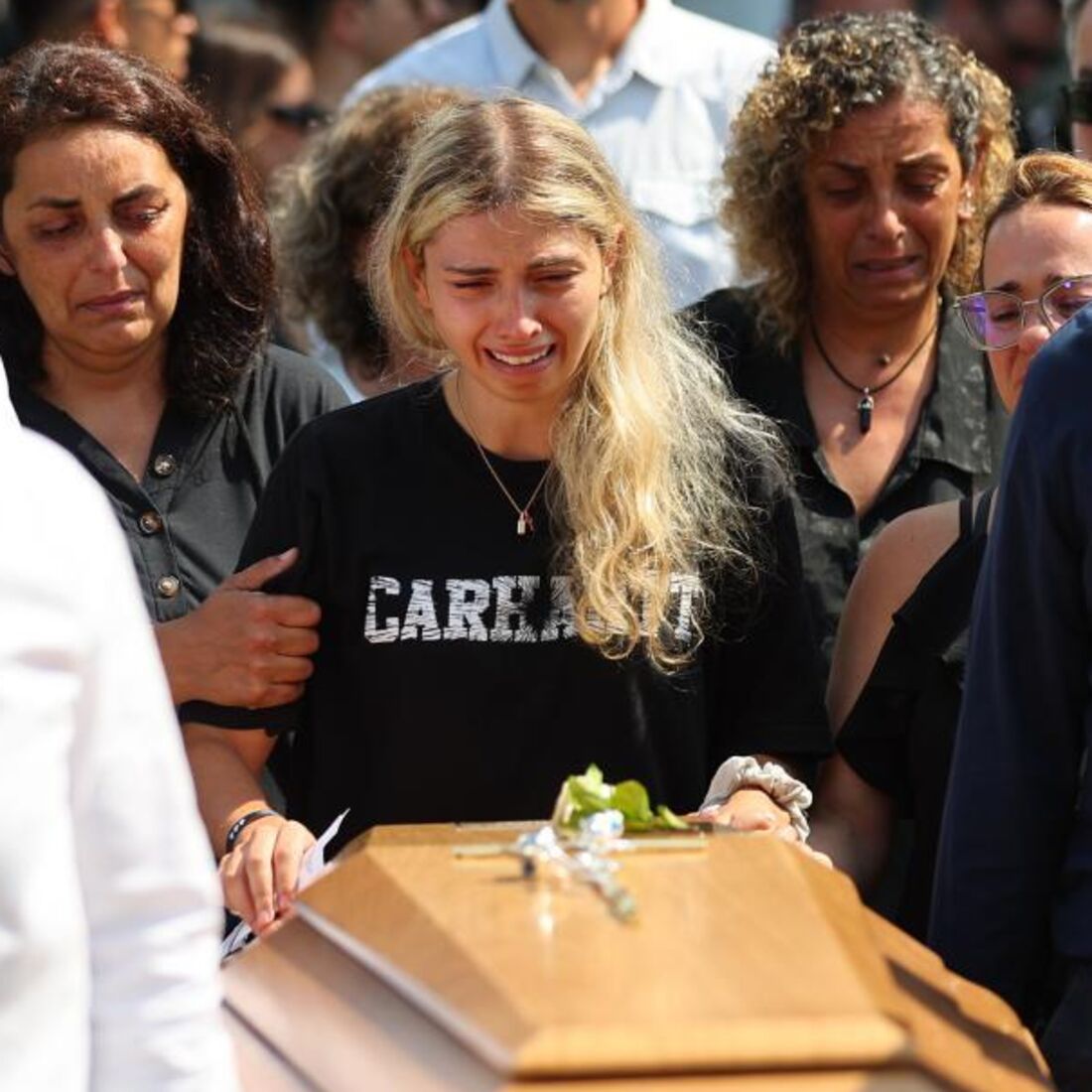Cunhada de Diogo Jota chora no funeral do irmão do jogador