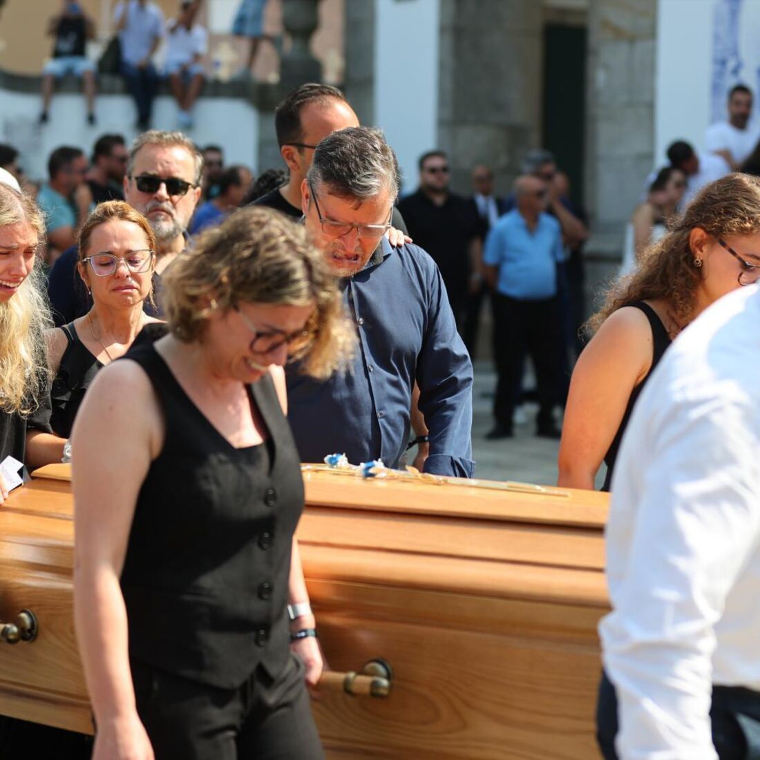 Cunhada de Diogo Jota chora no funeral do irmão do jogador