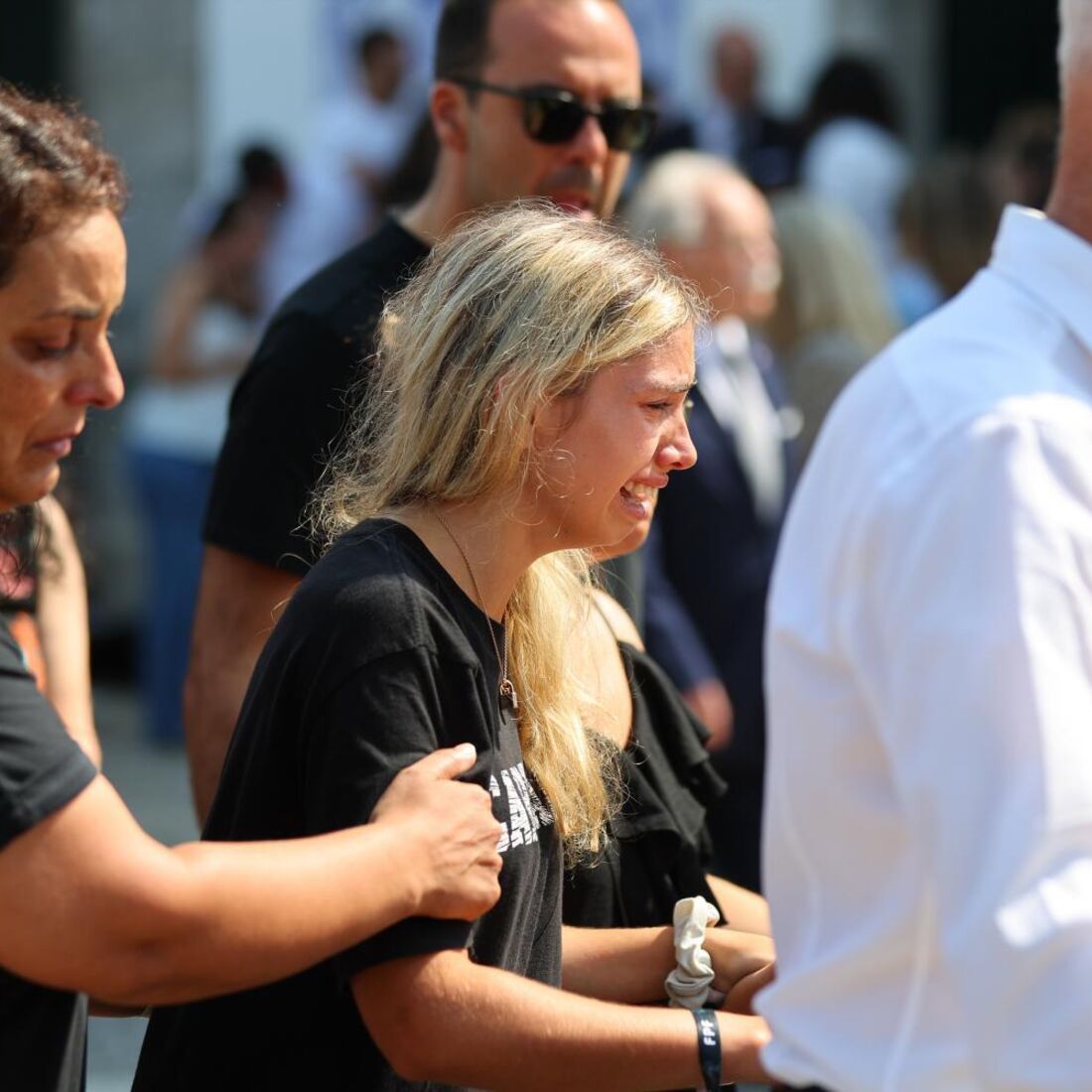 Cunhada de Diogo Jota chora no funeral do irmão do jogador