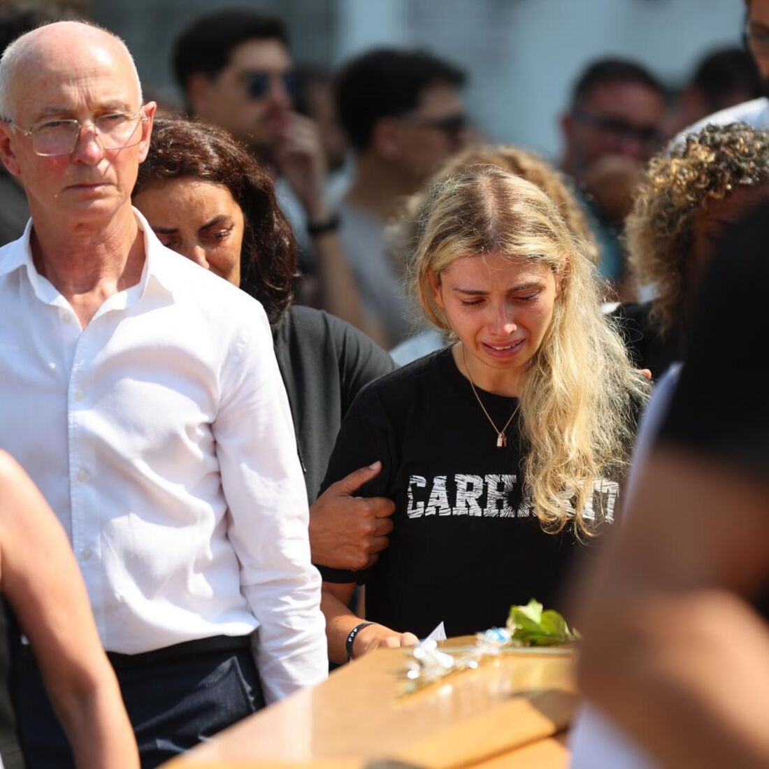 Cunhada de Diogo Jota chora agarrada ao caixão do irmão do jogador