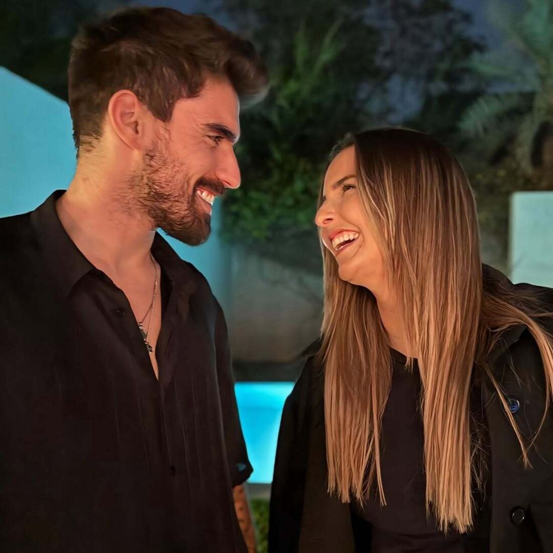 Ruben Neves e Débora Lourenço apoiam-se após a perda de Diogo Jota.