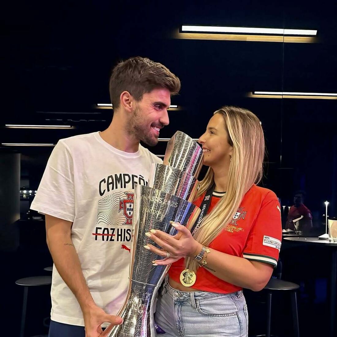 Ruben Neves e a mulher celebram título de Portugal