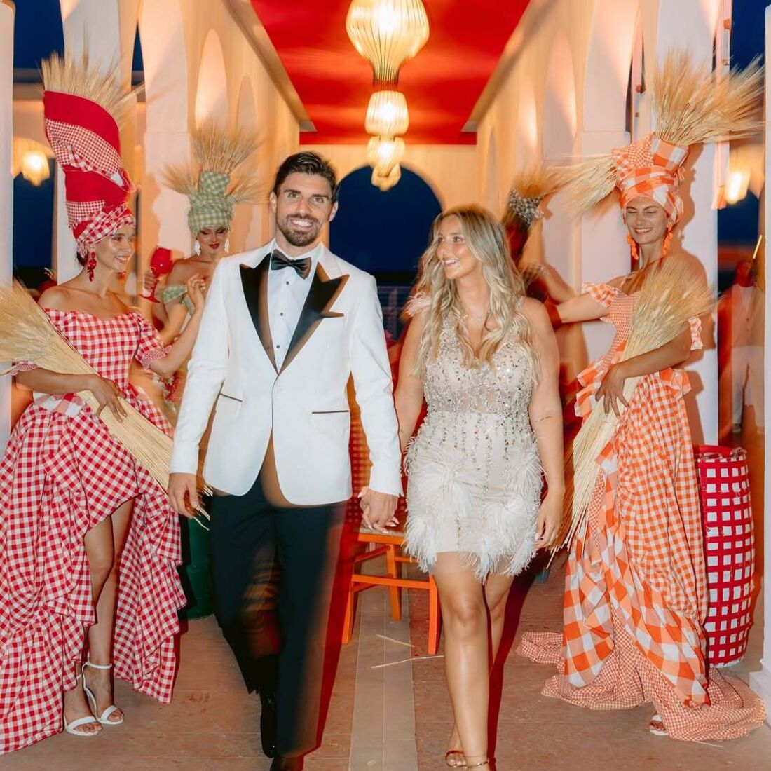 Ruben Neves e Débora Lourenço juntos num momento difícil após o funeral de Diogo Jota