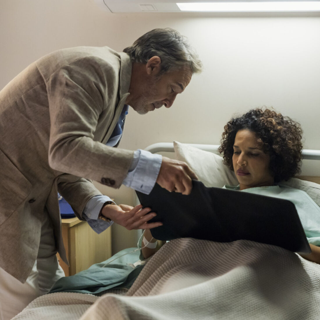 Lukenia e Miguel casam-se no hospital após o AVC da noiva