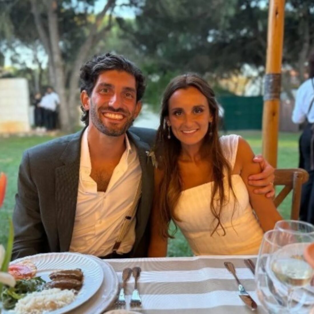 Casamento da filha de Rita Salema com festa e música