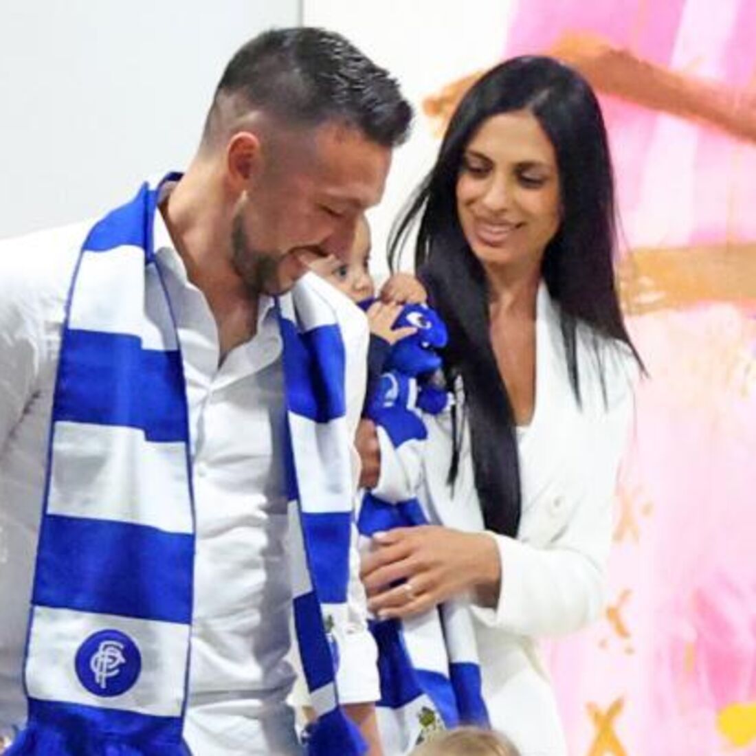 Francesco Farioli chega ao Porto com a família após polémica no nascimento dos filhos