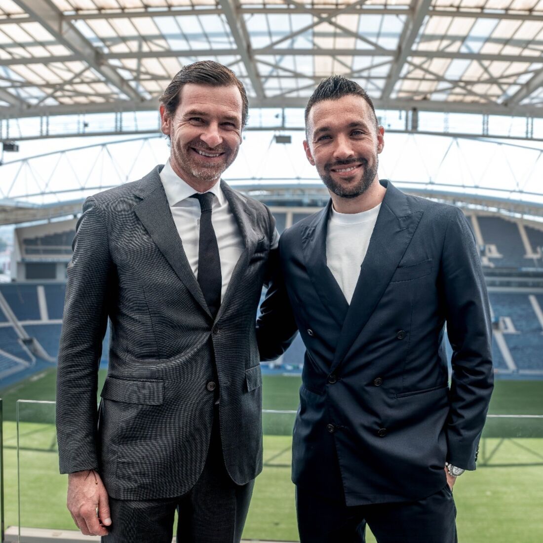 Farioli, novo treinador do FC Porto, com Agata Alonzo e os filhos no Estádio do Dragão