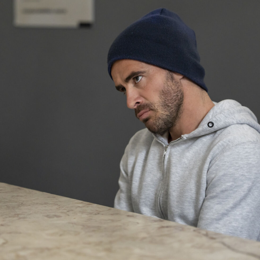 JD ataca Clarice na prisão e culpa-a pela morte de Mariana