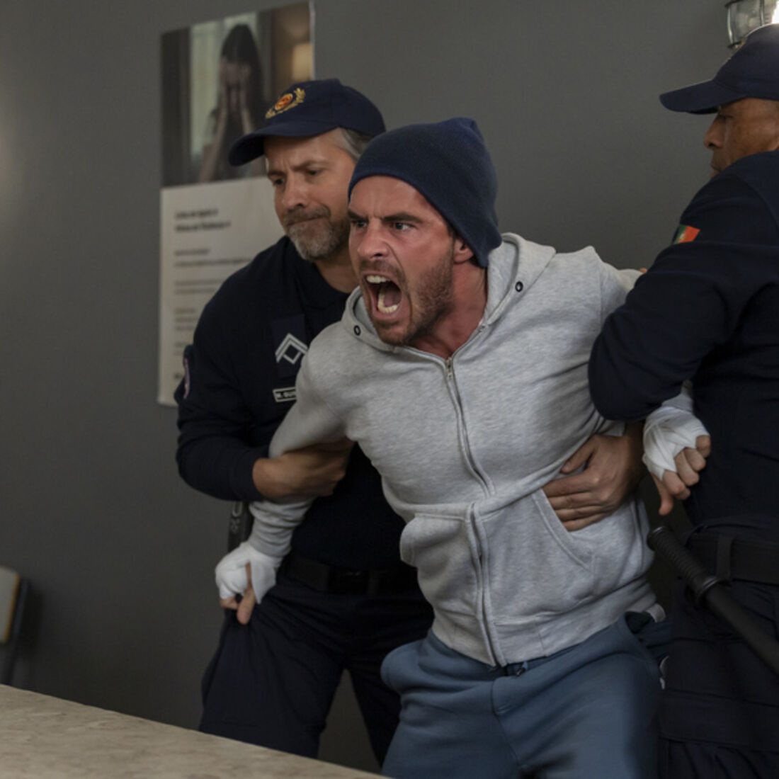 JD ataca Clarice na prisão após visita da mãe adotiva e surto