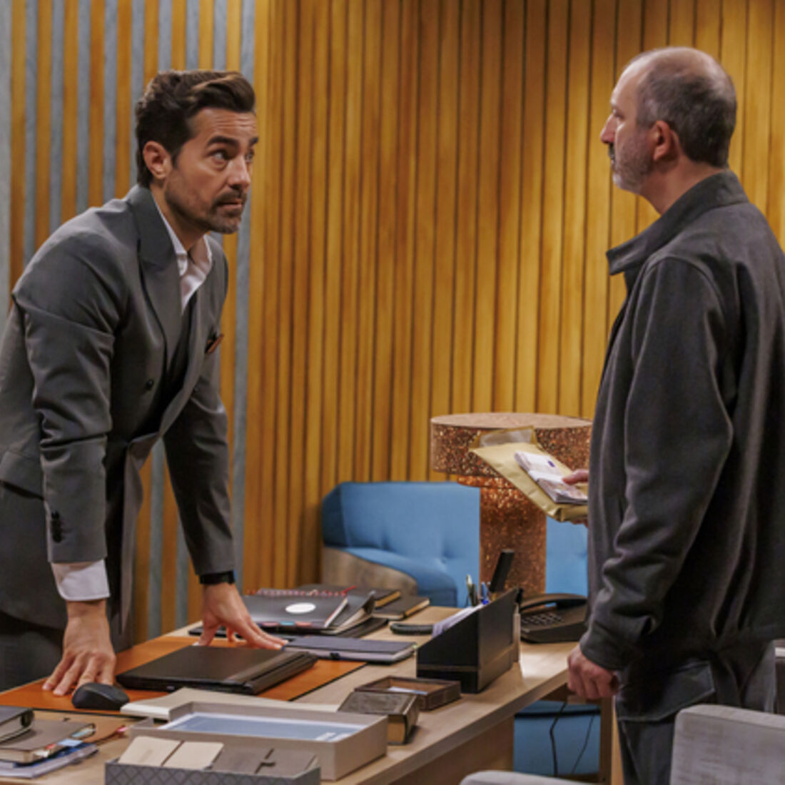 Vicente paga a cúmplice para este desaparecer de Portugal, após o atentado a Sofia e Beatriz