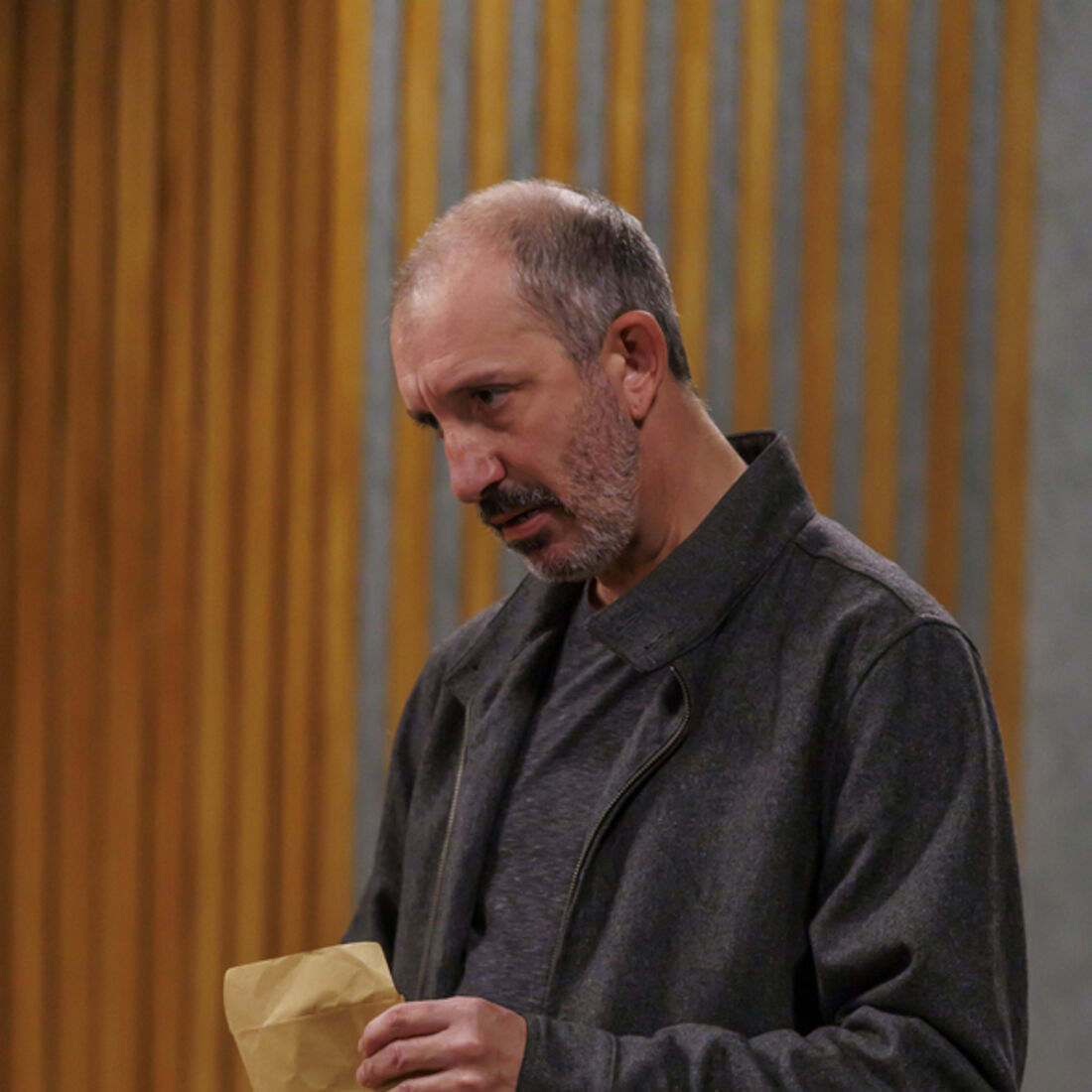 Vicente paga ao homem que tentou matar Sofia e Beatriz para sair de Portugal