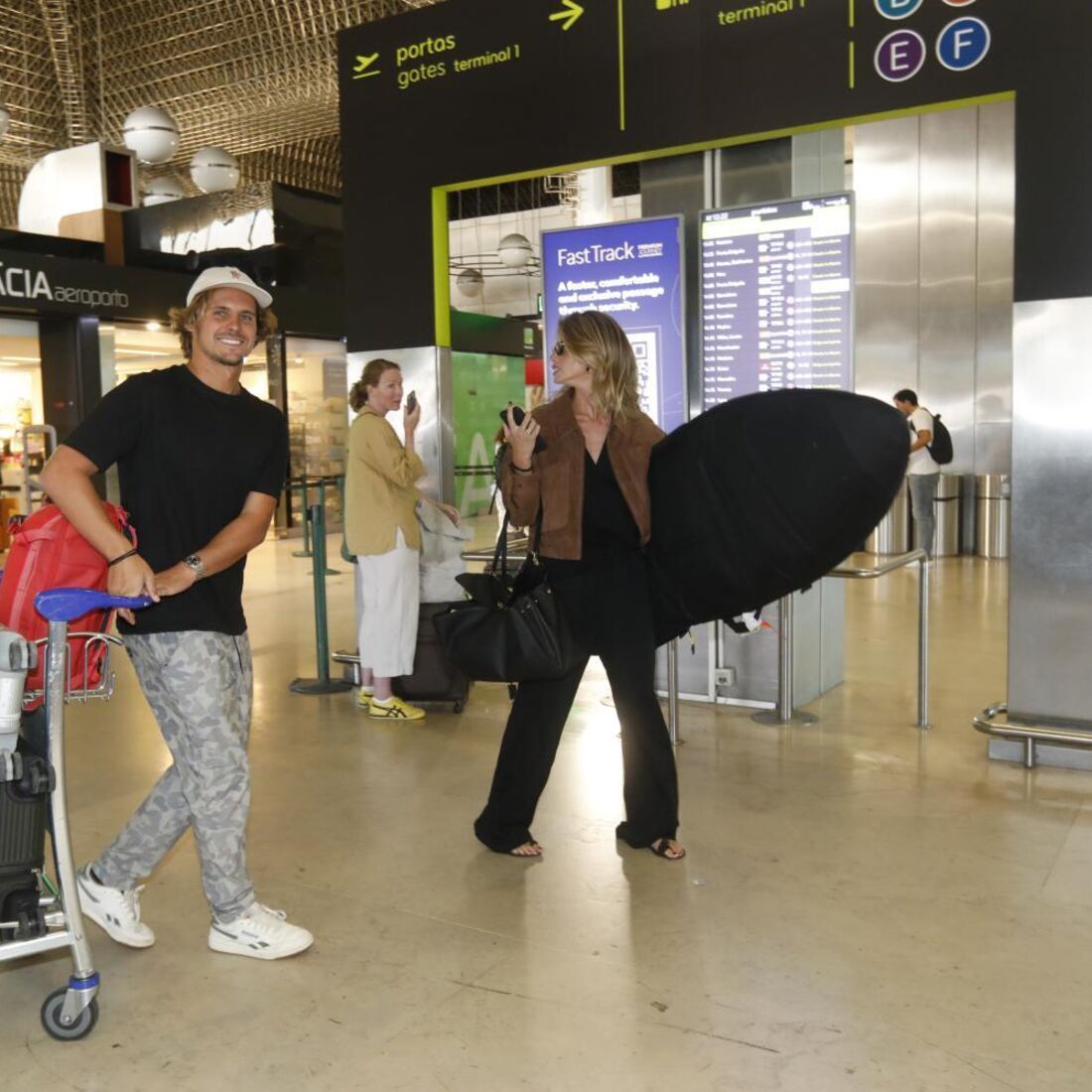 Matilde Reymão e Nic Von Rupp embarcam para as Maldivas no aeroporto de Lisboa