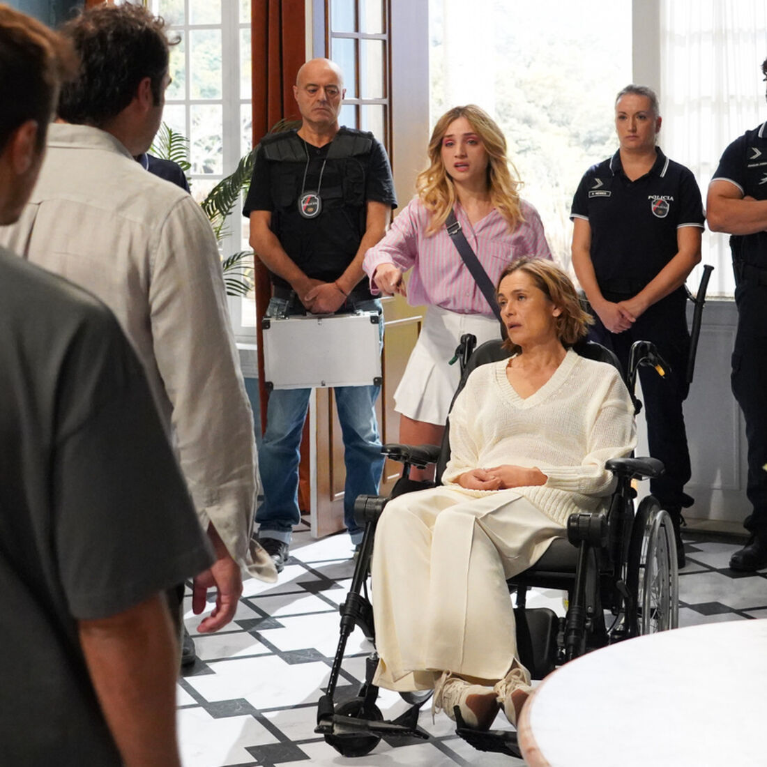 Camila leva Helena, de cadeira de rodas, para casa, perante o olhar de Tomás e Miguel