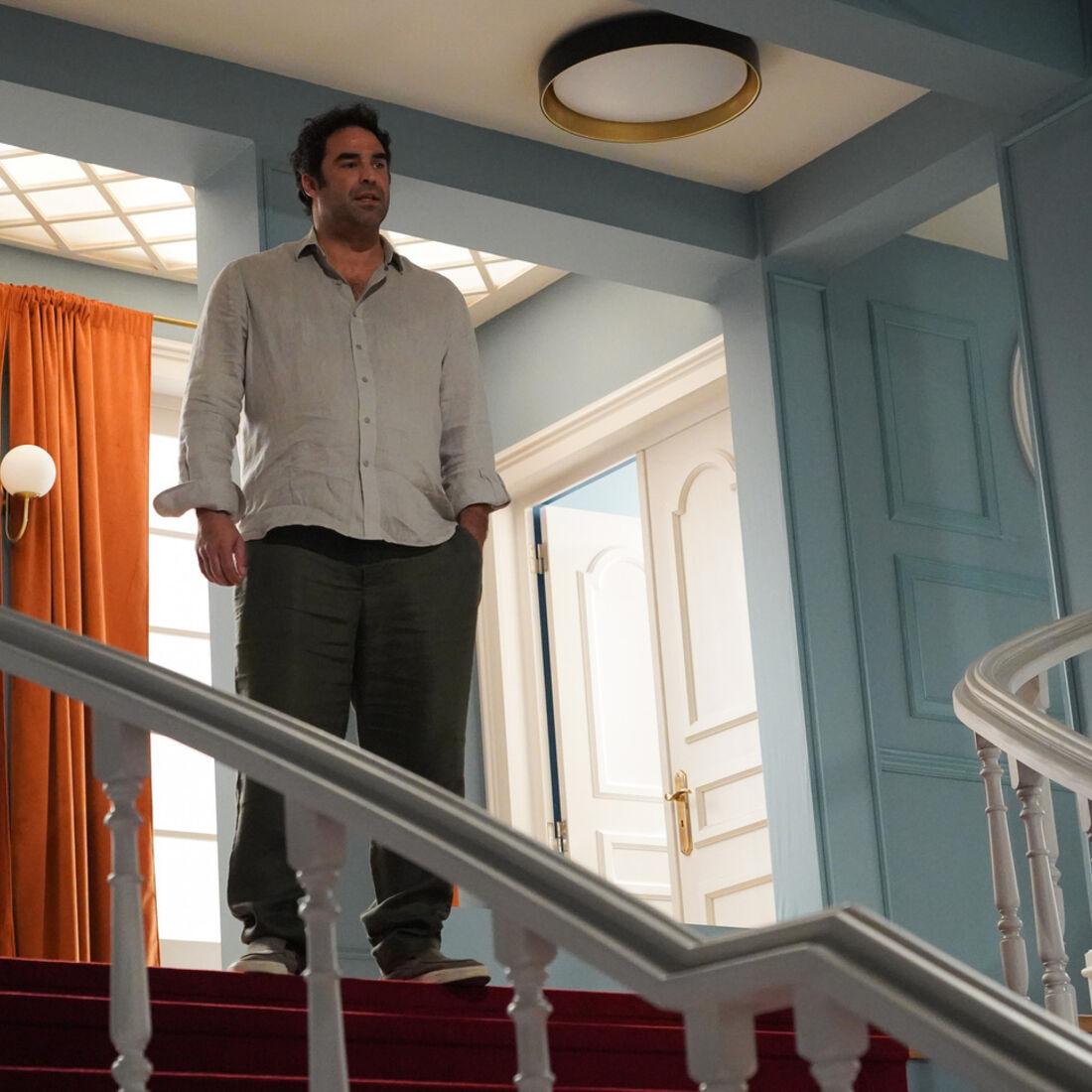 Camila leva Helena para casa em cadeira de rodas, gerando conflito com Tomás e Miguel