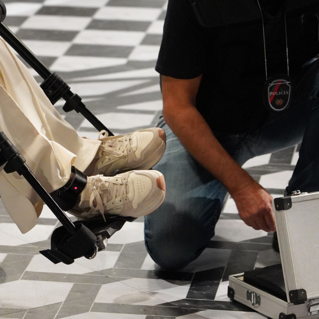 Camila leva Helena, de cadeira de rodas e pulseira eletrónica, para casa