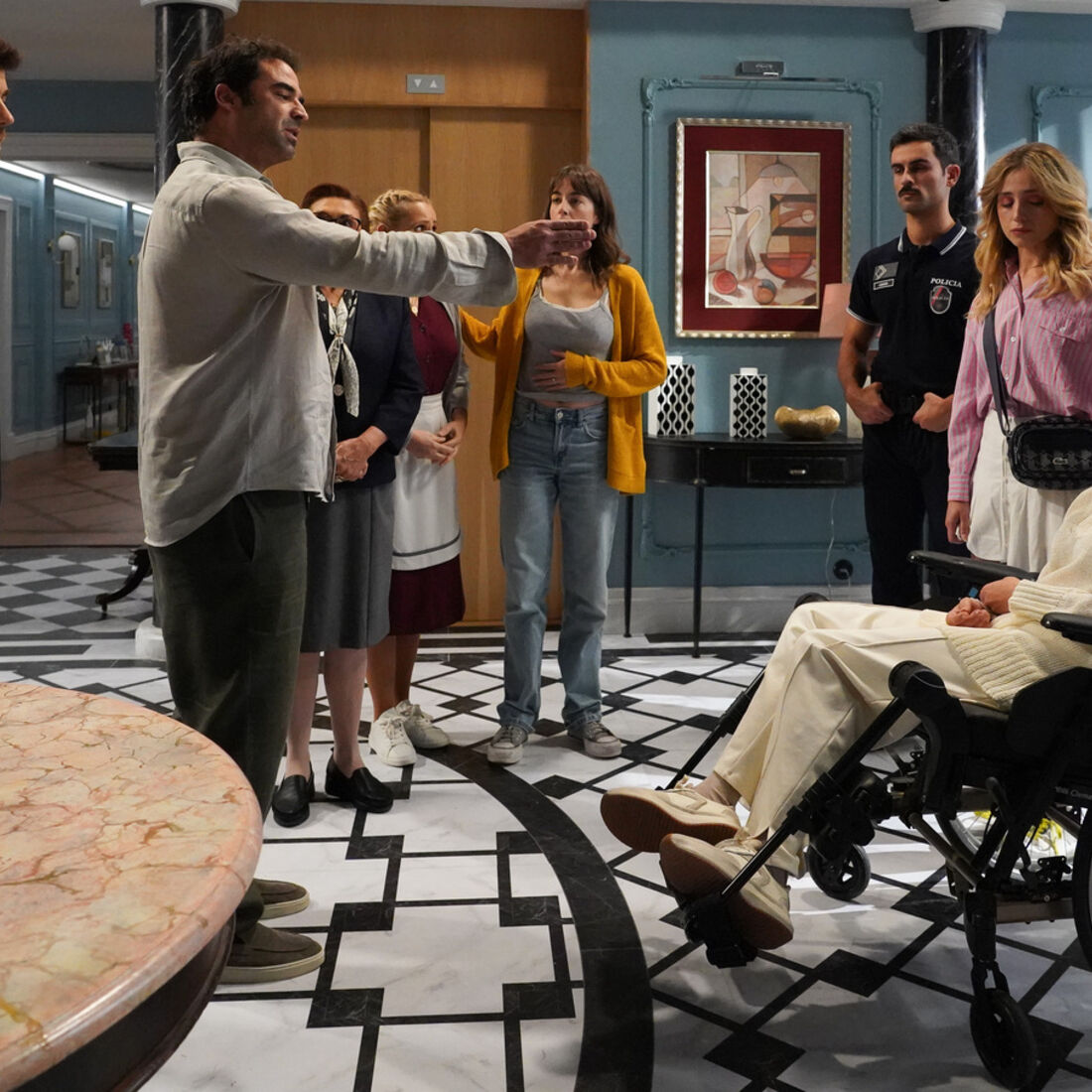 Camila chega com Helena em cadeira de rodas, gerando conflito com Tomás e Miguel.
