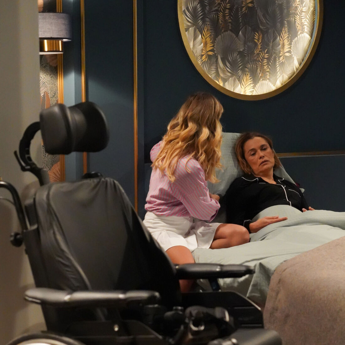 Camila ignora Tomás e leva Helena para casa em cadeira de rodas