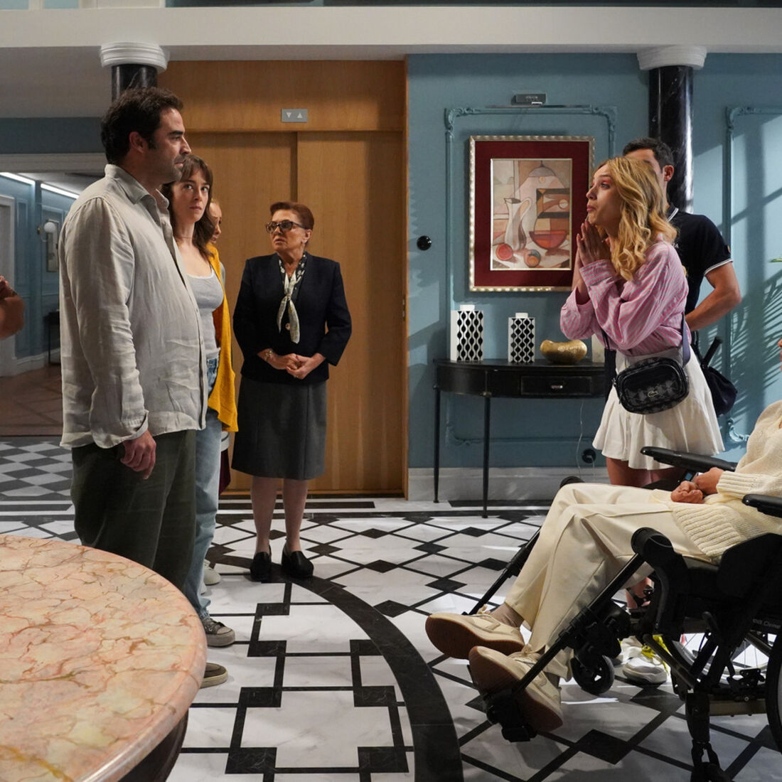 Camila ignora Tomás e Miguel e leva Helena para casa em cadeira de rodas