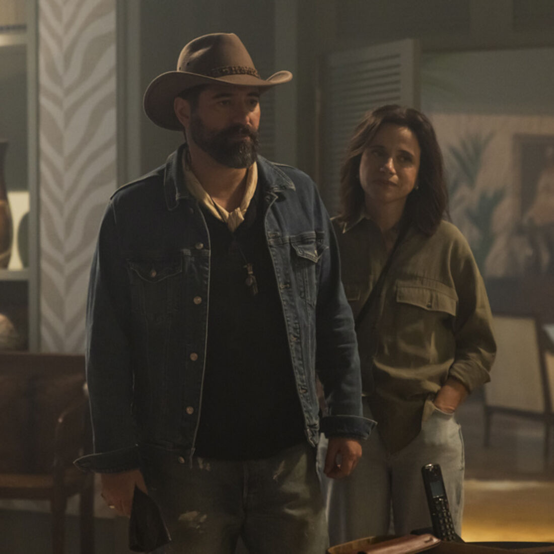 Gaspar confronta Miguel e Lukenia com uma arma, exigindo a sua fortuna