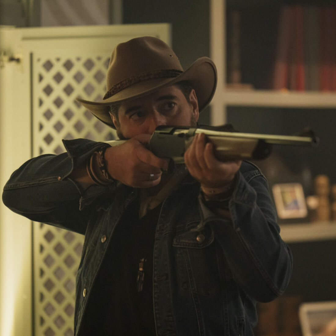 Gaspar aponta arma a Miguel, revoltado com o seu casamento com Lukenia