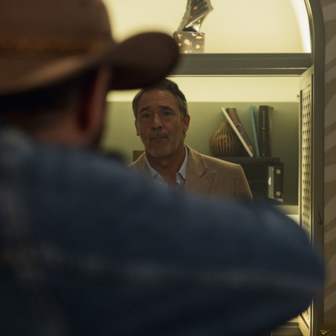 Gaspar confronta Miguel com uma arma após o casamento, demonstrando revolta