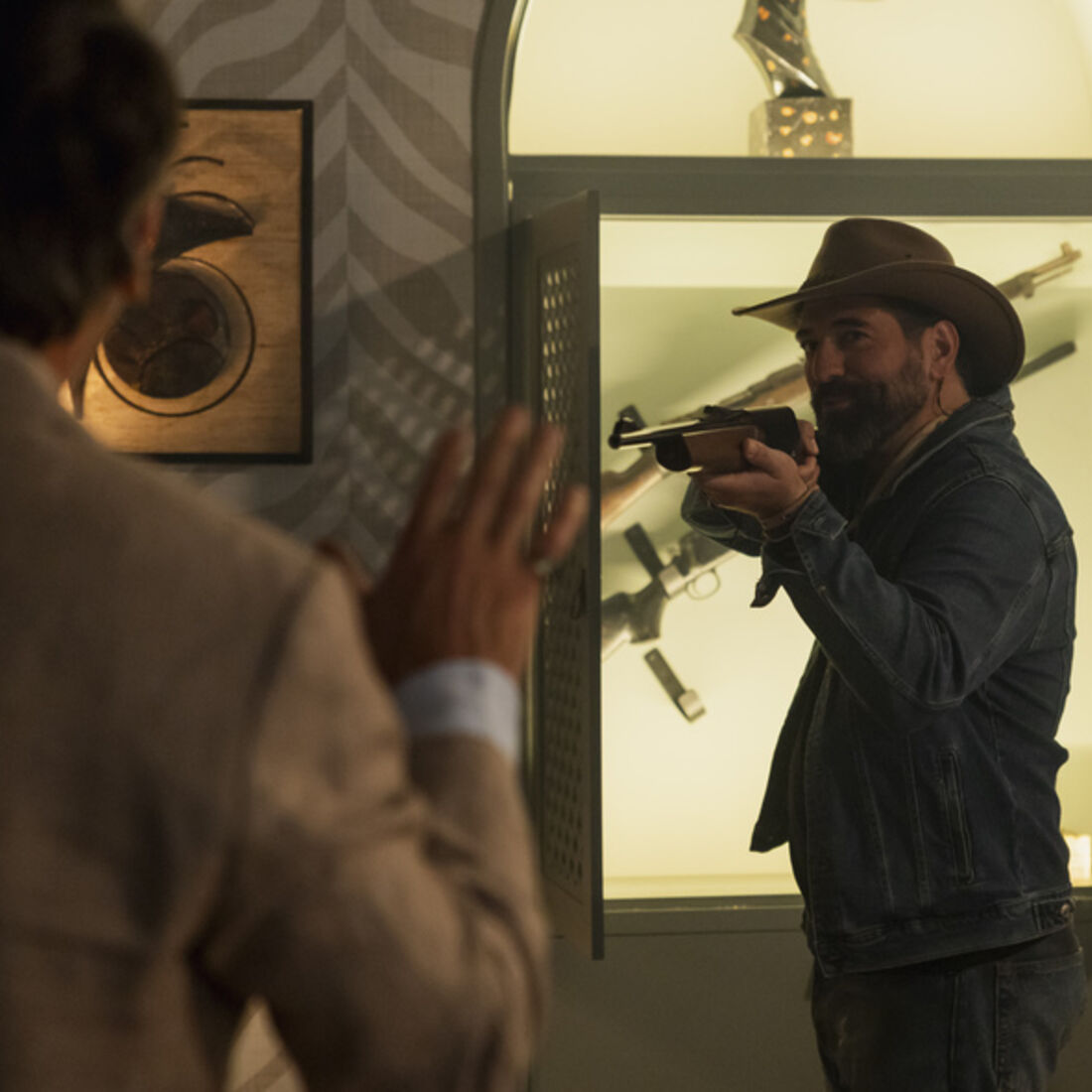 Gaspar aponta arma a Miguel após casamento com Lukenia.
