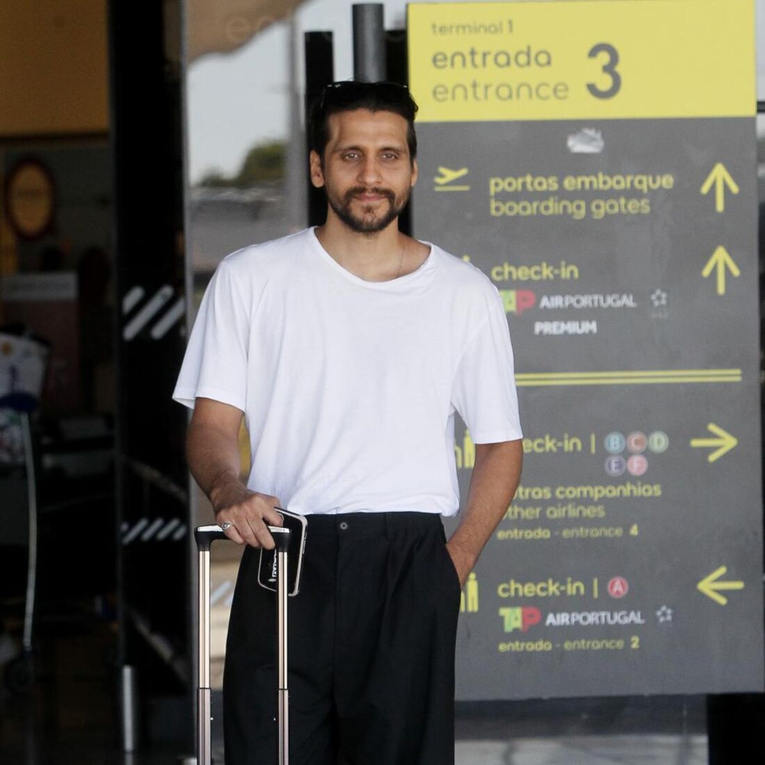 Elenco da novela 'Terra Forte' viaja para Florianópolis; Rita Pereira chega atrasada