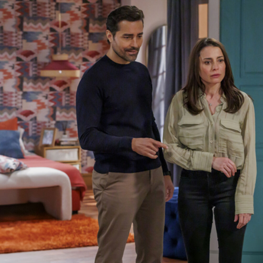 Otávio simula ataque e muda-se para casa de Sofia para provar inocência a Vicente