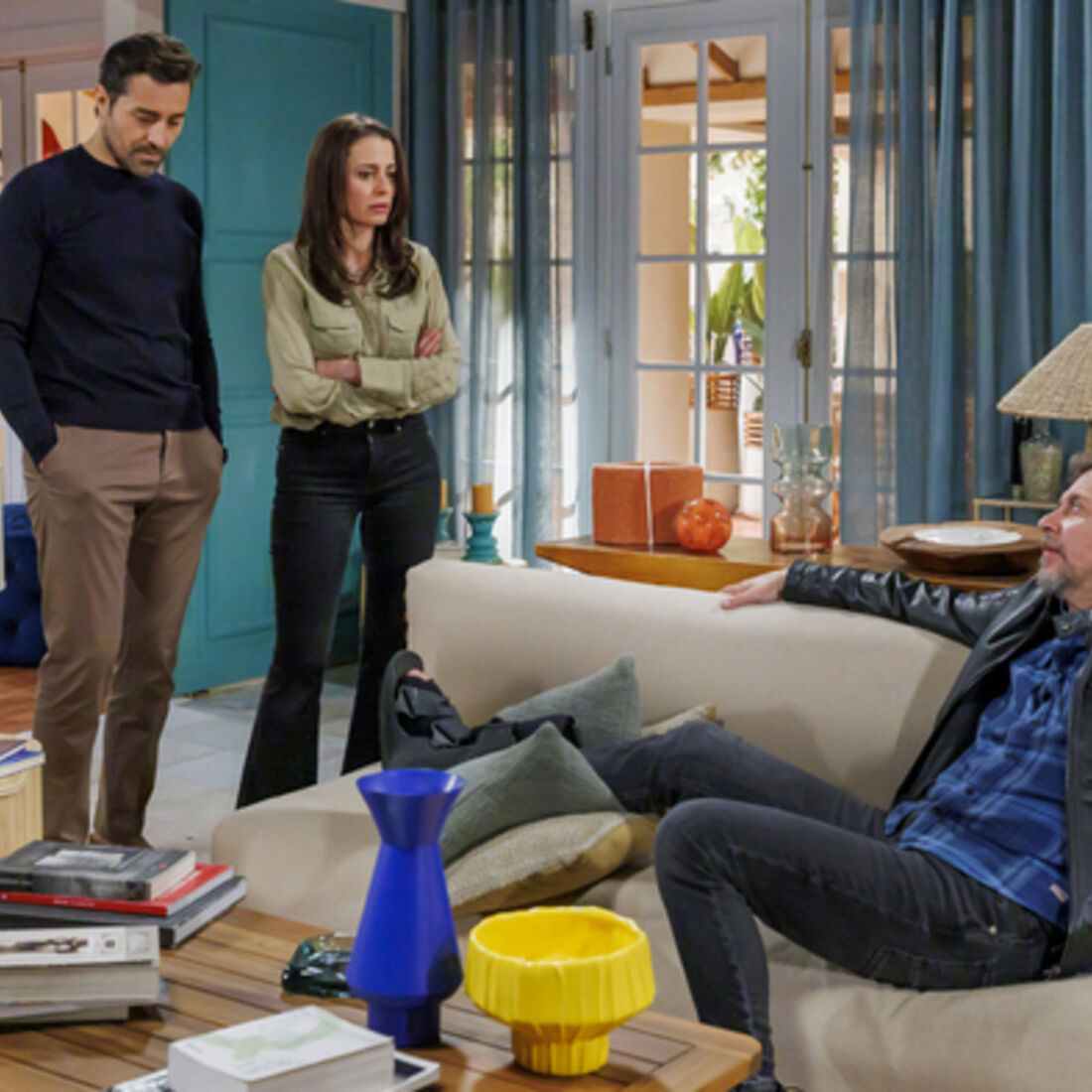 Otávio vive em casa de Sofia após simular ataque. Vicente reage