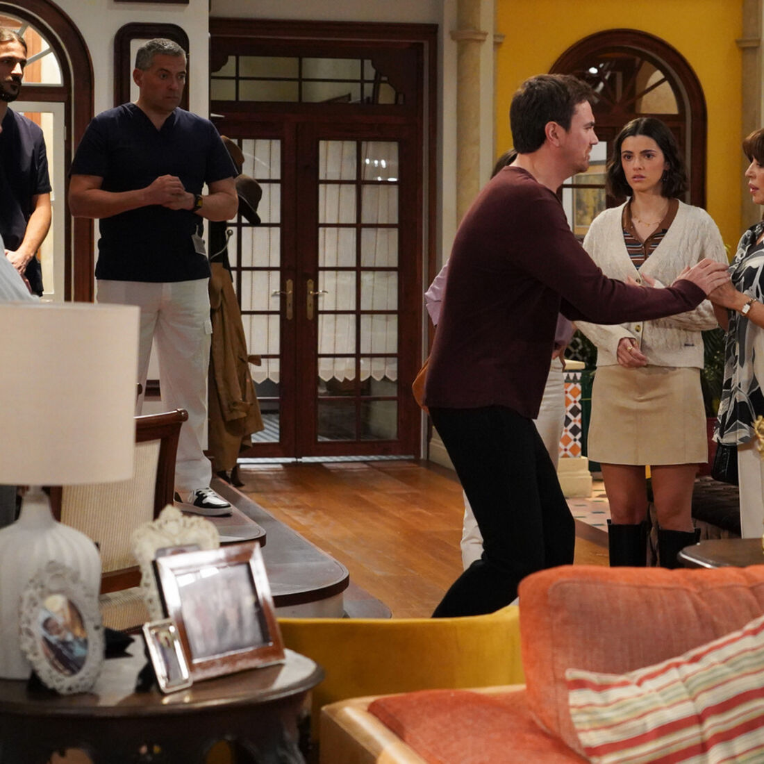 Brígida interna Rafael numa clínica de reabilitação após overdose em A Herança