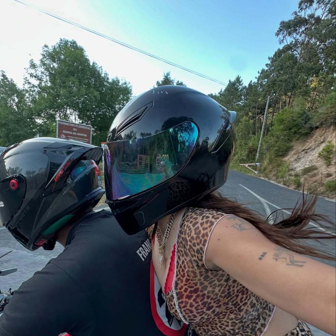 Marie surge sorridente e confiante em fotos ousadas após período conturbado