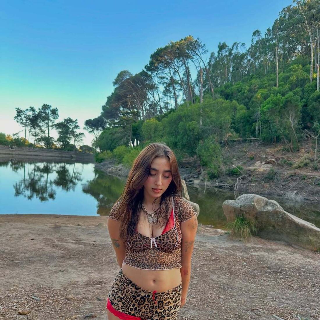 Marie mostra ousadia após polémica na praia e piscina